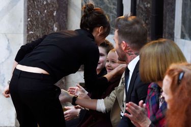 Victoria Beckham embrasse sa famille au premier rang de son défilé pendant la Fashion Week