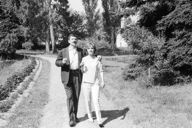 Danièle Delorme et Yves Robert se baladent dans leur propriété du Moulin de la Gueville, juin 1962