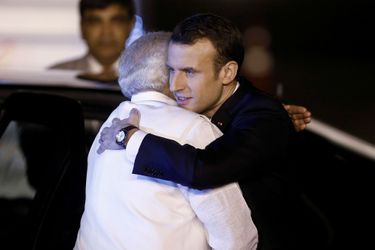 Narendra Modi accueillant Emmanuel et Brigitte Macron, le 9 mars 2018. 