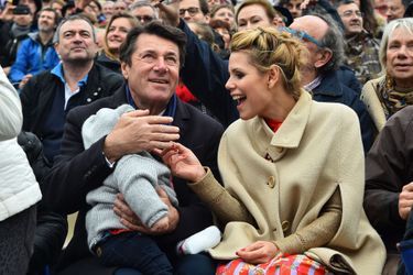 Christian Estrosi, son épouse Laura Tenoudji et leur fille Bianca samedi à la première bataille de fleurs du Carnaval de Nice. 
