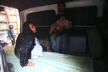 Heba Amouri pleure la mort de son fils de deux ans, Emir, à la Ghouta orientale, le 8 janvier 2018.