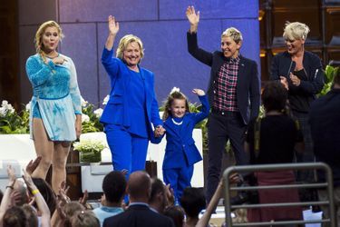 Hillary Clinton entourée d'Amy Schumer, Macey Hensley, et de Pink sur le plateau d'Ellen DeGeneres en septembre 2015