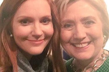 Hillary Clinton et Darby Stanchfield le 22 février 2016