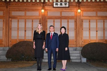 Ivanka Trump avec le président sud-coréen Moon Jae-in et son épouse Kim Jung-sook à la Maison Bleue, le 23 février 2018.
