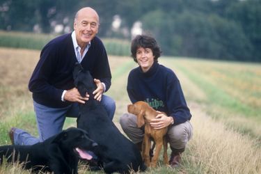 En 1987, Jacinte Giscard d'Estaing pose avec son père Valéry et les labradors Alaska et Beauty.