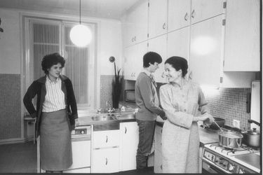 En 1981, Anne-Aymone Giscrad d'Estaing cuisine avec ses filles Valérie-Anne et Jacinthe.