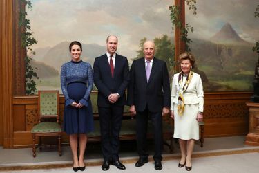 La duchesse de Cambridge et le prince William avec la reine Sonja et le roi Harald V de Norvège à Oslo, le 1er février 2018