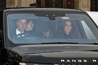 Kate Middleton, Le Prince William, George, Charlotte Et Leur Nounou Maria Au Déjeuner De Noël De La Famille Royale, À Buckingham     1