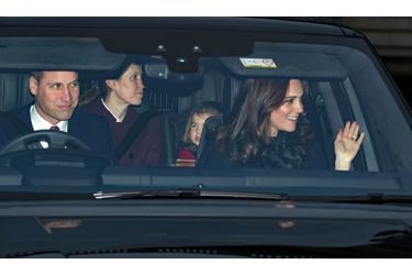 Kate Middleton, Le Prince William, George, Charlotte Et Leur Nounou Maria Au Déjeuner De Noël De La Famille Royale, À Buckingham     5
