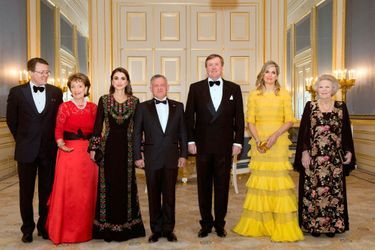 La famille royale des Pays-Bas avec le couple royal de Jordanie à La Haye, le 20 mars 2018