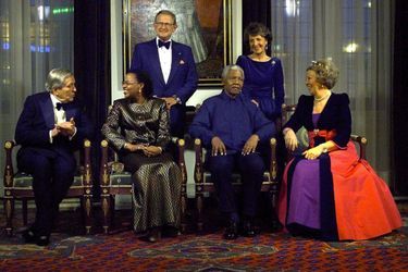 La princesse Margriet des Pays-Bas avec la reine Beatrix, leurs maris, Nelson Mandela et sa femme, le 11 avril 2000