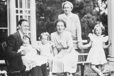 La princesse Margriet des Pays-Bas (sur les genoux de son père) avec ses parents, ses deux soeurs aînées et sa grand-mère la reine Wilhelmine, le 31 août 1943