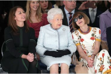 La Reine Elizabeth II À La Fashion Week De Londres Pour La Première Fois    11