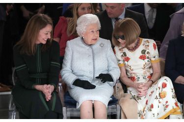La Reine Elizabeth II À La Fashion Week De Londres Pour La Première Fois    13