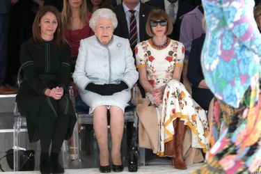 La Reine Elizabeth II À La Fashion Week De Londres Pour La Première Fois    16