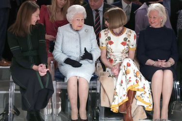 La Reine Elizabeth II À La Fashion Week De Londres Pour La Première Fois    17