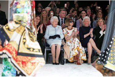 La Reine Elizabeth II À La Fashion Week De Londres Pour La Première Fois    18