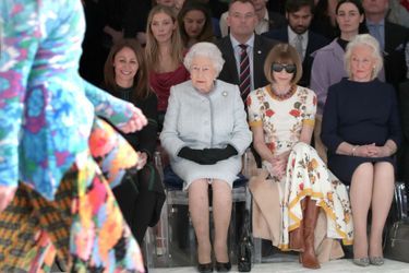 La Reine Elizabeth II À La Fashion Week De Londres Pour La Première Fois    19