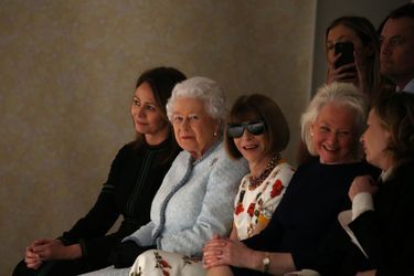 La Reine Elizabeth II À La Fashion Week De Londres Pour La Première Fois    2