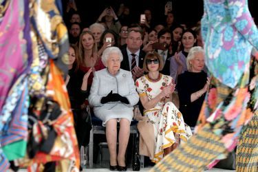 La Reine Elizabeth II À La Fashion Week De Londres Pour La Première Fois    20