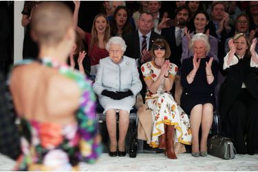 La Reine Elizabeth II À La Fashion Week De Londres Pour La Première Fois    22