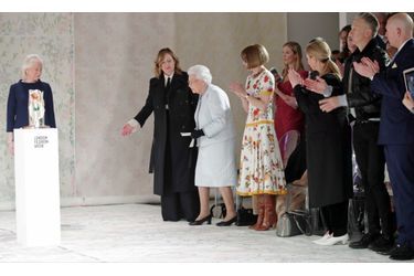 La Reine Elizabeth II À La Fashion Week De Londres Pour La Première Fois    24