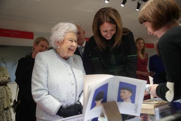 La Reine Elizabeth II À La Fashion Week De Londres Pour La Première Fois    28