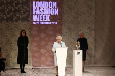 La Reine Elizabeth II À La Fashion Week De Londres Pour La Première Fois    5