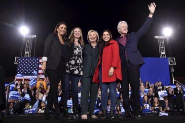 La famille Clinton entourée d'Eva Longoria et America Ferrera en février 2016 à Las Vegas
