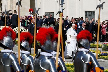 Le pape François après la messe de Pâques, place Saint-Pierre, au Vatican.