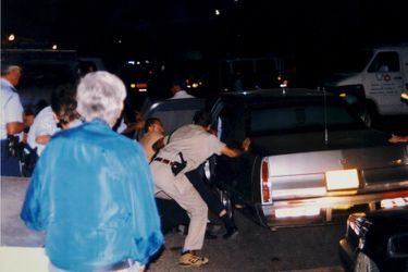 Les policiers hissant Yitzhak Rabin dans une voiture après l&#039;attentat du 4 novembre 1995
