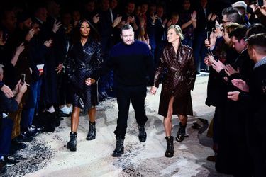 Kim Jones accompagné de Naomi Campbell et Kate Moss pour son dernier défilé Louis Vuitton