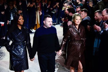 Kim Jones accompagné de Naomi Campbell et Kate Moss pour son dernier défilé Louis Vuitton