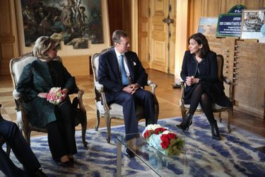 La grande-duchesse Maria Teresa et le grand-duc Henri de Luxembourg avec Anne Hidalgo à l'Hôtel de ville à Paris, le 20 mars 2018