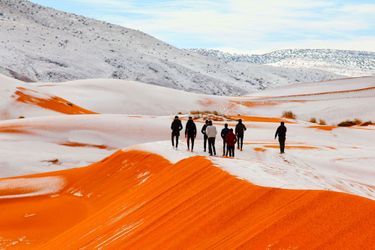 Il a neigé sur les dunes du Sahara à Aïn Sefra, en Algérie, le 7 janvier 2018.