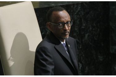 Quelque 6,4 millions de Rwandais sont appelés aux urnes ce vendredi, pour voter sur le référendum qui devrait ratifier la révision de la Constitution qui autorisera le président Paul Kagame à briguer un nouveau mandat. Divers articles ont été modifiés en novembre par le Parlement, mais les deux changements cruciaux concernent les nouveaux articles 101 et 172 qui autorisent potentiellement M. Kagame, 58 ans, à se maintenir au pouvoir pendant 17 ans supplémentaires. Elu en 2003 et réélu en 2010, avec plus de 90% des voix à chaque fois, M. Kagame est l&#039;homme fort du pays depuis juillet 1994: à l&#039;époque, sa rébellion du Front patriotique rwandais (FPR) avait chassé de Kigali les extrémistes hutu et mis fin au génocide qu&#039;ils avaient déclenché trois mois auparavant (800.000 morts, essentiellement membres de la minorité tutsi). Les résultats provisoires seront publiés vendredi soir et les résultats finaux sont attendus avant lundi.Paul Kagame n’est pas le seul chef d’Etat africain à avoir récemment tenté de contourner les limitations de mandats. On l’a vu l’an passé avec Blaise Compaoré au Burkina- Faso, mais le peuple et l’armée en ont décidé autrement, et finalement, Roch Marc Christian Kaboré<br />
 (RMCK) a été élu le mois dernier. On le voit malheureusement au Burundi qui s’enfonce dans la crise depuis la réélection controversée de Pierre Nkurunziza<br />
 pour un troisième mandat. En République du Congo, Denis Sassou-Nguesso<br />
, qui à 72 ans cumule plus de 30 ans à la tête du pays, a lui aussi fait passer par référendum une modification de la Constitution, afin qu’elle autorise un mandat de cinq ans au lieu de sept, renouvelable deux fois; sans âge maximum pour se présenter. Enfin, Joseph Kabila, qui a hérité du pouvoir en 2001 après l’assassinat de son père Laurent-Désiré Kabila, a été élu en 2006 puis réélu en 2011<br />
 à l’issue d’un scrutin controversé, est également soupçonné d’voir des velléités pour 2016 alors que la constitution n’autorise que deux mandats consécutifs.Rappelons que l&#039;Afrique est la reine des records de longévités au pouvoir, avec plusieurs chefs d&#039;Etat en place depuis plus d&#039;un quart de siècle. C&#039;est le cas des présidents Obiang (en Guinée Equatoriale depuis 36), Paul Biya (au Cameroun, depuis 33 ans), Dos Santos (en Angola depuis 33 ans), ou encore Museveni (en Ouganda depuis 29 ans). Robert Mugabe, 91 ans, est le plus vieux dirigeant du continent africain, et même du monde (devant l&#039;Italien Giorgio Napolitano, 90 ans, et le Tunisien, Béji Cïd Essebsi, 88 ans).