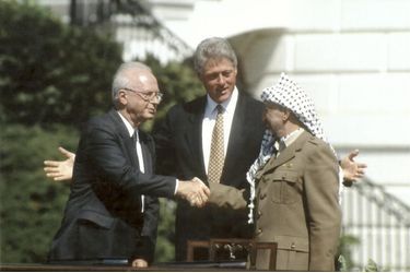 Poignée de main historique entre Yitzhak Rabin et Yasser Arafat après la signature, le 13 septembre 1993, des accords d&#039;Oslo