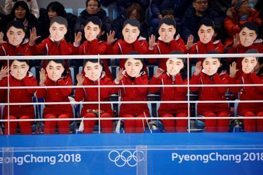 Les supportrices nord-coréennes dans les tribunes du tournoi de hockey-sur-glace.
