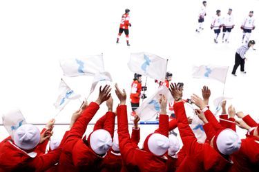 Les supportrices nord-coréennes alignent le drapeau symbole de ces Jeux.