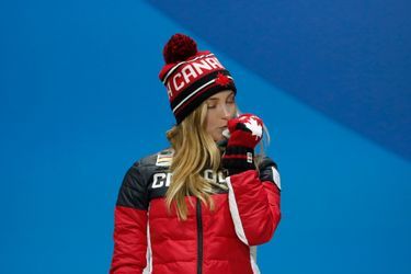 Justine Dufour-Lapointe du Canada embrasse sa médaille d&#039;argent. 