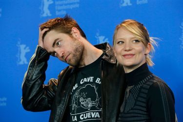 Robert Pattinson et Mia Wasikowska lors du Festival de Berlin 2018.