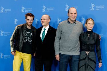 L&#039;équipe de &quot;Damsel&quot; : Robert Pattinson, les frères Zellner et Mia Wasikowska lors du Festival de Berlin 2018.