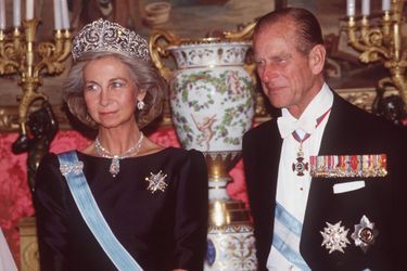 La reine Sofia d'Espagne coiffée du diadème "fleur de lys", avec le prince Philip, le 17 octobre 1988