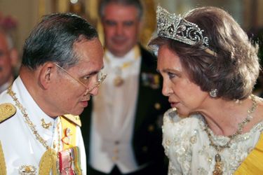 La reine Sofia d'Espagne coiffée du diadème "fleur de lys", avec le roi de Thaïlande, le 13 juin 2006