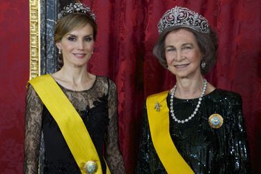 La reine Sofia d'Espagne coiffée du diadème "fleur de lys", avec Letizia, alors princesse des Asturies, le 9 juin 2014