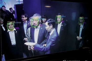 Le Premier ministre de Singapour, Lee Hsien Loong, pris au filet… Il découvre sa fiche de données à Pékin, en septembre 2017.