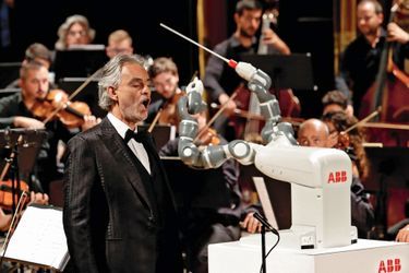 Le robot YuMi dirige un orchestre à Pise, en septembre 2017, avec le ténor Andrea Bocelli.