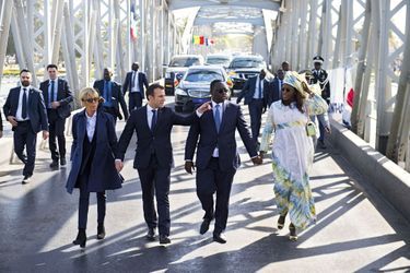 La tendresse conjugale des Macron fait des émules… A droite, le président Sall et sa femme, Marème Faye Sall.