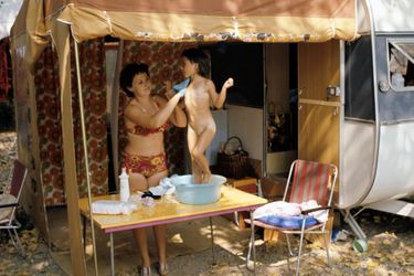 Alpes-Maritimes, 1973 : une toilette de chat pour bien aborder la journée qui commence.