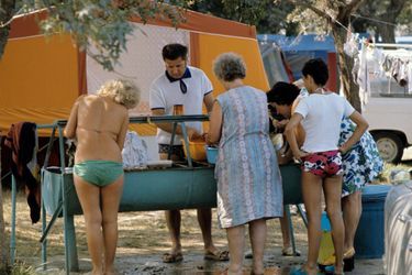 Alpes-Maritimes, 1973 : la vaisselle, une activité collective au camping.